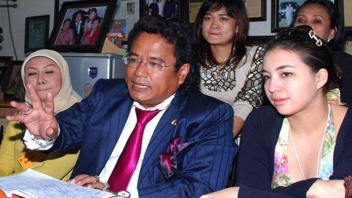 Hotman Paris saat membantu Manohara pada tahun 2009