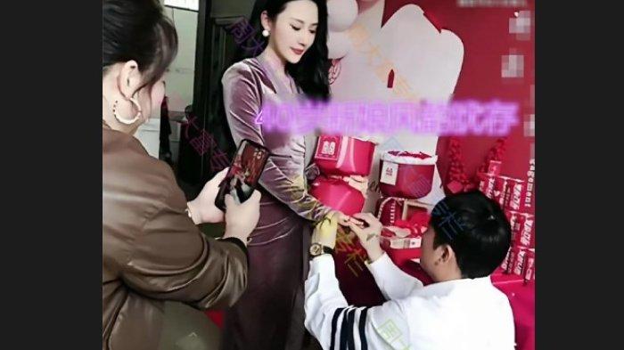 Kisah cinta seorang wanita 40 tahun dengan brondong 22 tahun