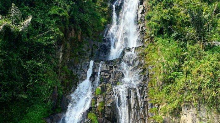 Hulu Air Terjun Situmurun, tempat wisata di Sumut dengan pemandangan yang indah. Air terjun terlihat jelas dari perairan Danau Toba.