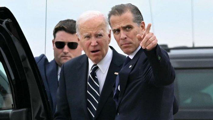 Presiden AS Joe Biden berbicara dengan putranya Hunter Biden setibanya di Pangkalan Garda Nasional Udara Delaware di New Castle, Delaware, pada Selasa (11/6/2024), saat ia melakukan perjalanan ke Wilmington, Delaware. Juri memutuskan Hunter Biden bersalah pada 11 Juni atas tuduhan kepemilikan senjata federal dalam penuntutan pidana pertama yang bersejarah terhadap anak seorang presiden AS yang sedang menjabat. Putra Presiden Joe Biden yang berusia 54 tahun dinyatakan bersalah atas ketiga dakwaan federal yang dihadapinya, CNN dan media AS lainnya melaporkan.(ANDREW CABALLERO-REYNOLDS/AFP)