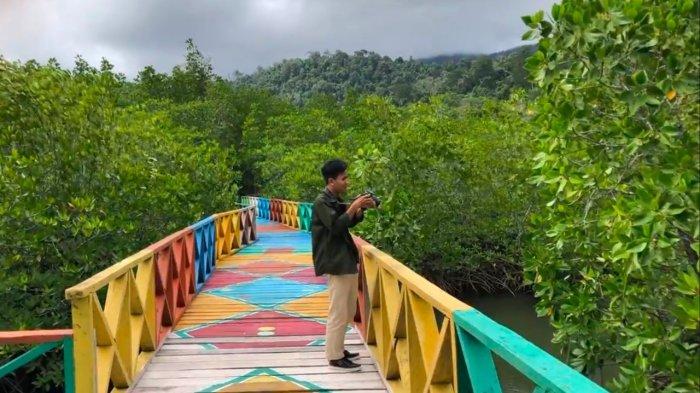 Wisatawan mengabadikan indahnya Hutan Mangrove di Desa Kelumu, Kecamatan Lingga, Kabupaten Lingga, Provinsi Kepri. 