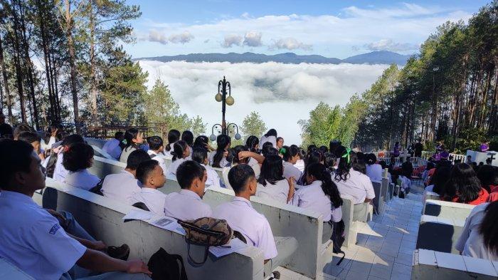 IBADAH PASKAH - Pimpinan Aras Gereja se-Indonesia bersama ratusan siswa menggelar ibadah di Salib Kasih, Tapanuli Utara, Jumat (26/4/2025). Acara ini adalah rangkaian Paskah Nasional 2025, setelah dari Makam Misionaris Munson-Lyman dan Gereja HKBP Dame.