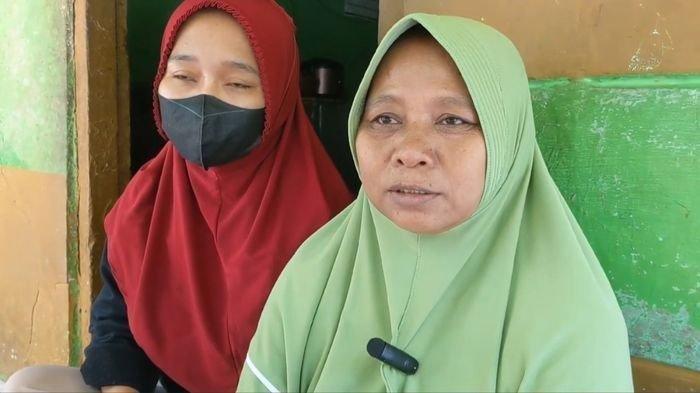 Kartini, ibu Pegi Setiawan, saat ditemui di rumahnya di Desa Kepongpongan, Kecamatan Talun, Kabupaten Cirebon, Senin (24/6/2024).