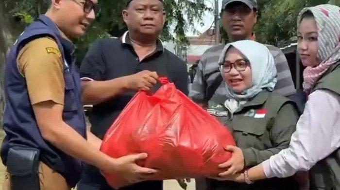 BERIKAN BANTUAN: Istri Wali Kota Bekasi, Wiwiek Hargono, turun langsung ke titik lokasi banjir untuk memberikan bantuan kepada warga yang terdampak banjir. (Instagram/@wiwiekhargono)