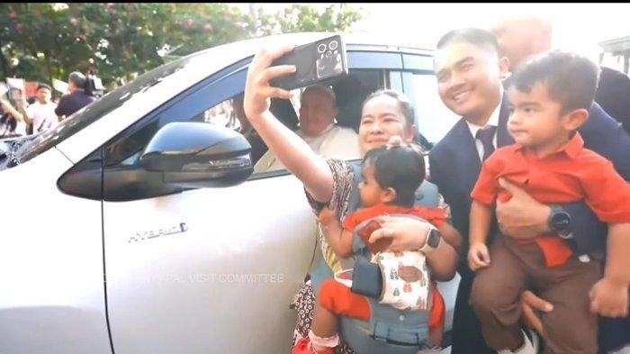 BERUNTUNGNYA Ibu Ini Sambil Gendong Anak Berswafoto dengan Paus Fransiskus, Mobil Paus Berhenti