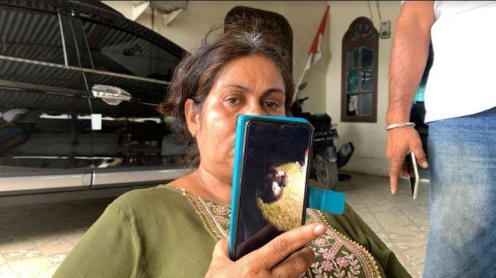 Ibu Subirla memperlihatkan video detik-detik tewasnya Samsidi usai ketangkap mencuri seng dan kayu broti di peternakan kambing, Selasa (24/10/2023). TRIBUN-MEDAN/ALFIANSYAH