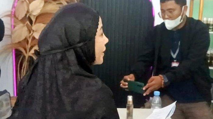 Iis Saputri pengusaha skincare ilegal beralasan bahwa ia tidak memiliki izin usaha karena memiliki jaringan polisi di Polda Sulawesi Selatan dan personel Polres Parepare. Hal itu terungkap saat petugas gabungan menggerebek dua rumah mewah Iis Saputri pengusaha skincare ilegal di Kelurahan Bumi Harapan, Kota Parepare, Sulawesi Selatan. (KOMPAS.COM/SUDDIN SYAMSUDDIN)