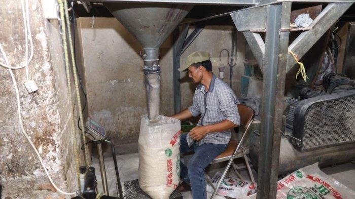 Ilustrasi Cadangan Beras Bulog Kota Pematangsiantar. Pemerintah melalui Badan Pangan Nasional/National Food Agency (NFA) direncanakan memulai penyaluran beras program Stabilisasi Pasokan dan Harga Pangan (SPHP) dan Bantuan Sosial Cadangan Pangan Pemerintah (CPP) dalam bentuk beras pada Juli 2025.