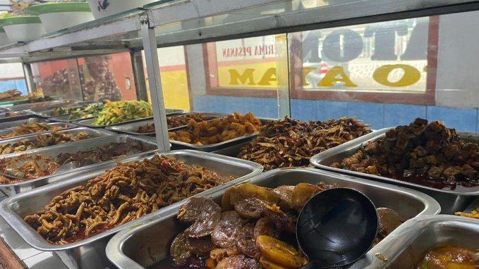 Deretan lauk di kotak kaca Warteg Anda, di belakang Stasiun Depok Baru, Rabu (28/2/2024).