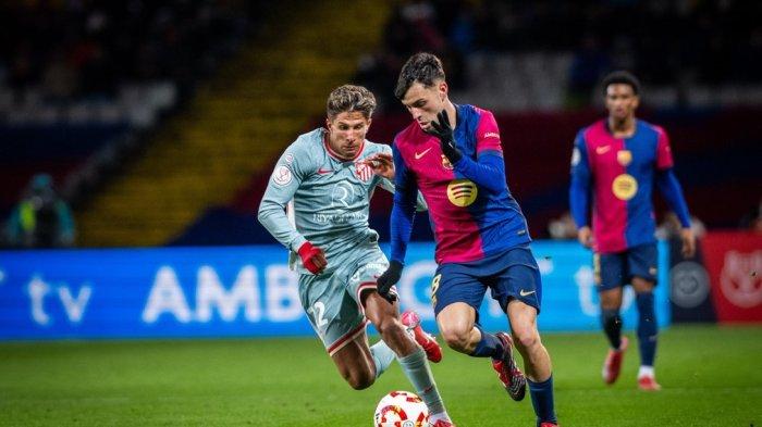 IMBANG - Aksi gelandang Barcelona, Pedri melewati pemain Atletico Madrid di Copa del Rey. Hasil semifinal Copa del Rey leg pertama antara Barcelona vs Atletico Madrid berkahir imbang 4-4, Rabu (26/2/2025).