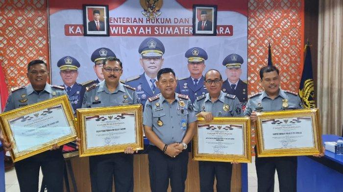 Kantor Imigrasi Sibolga mendapat penghargaan Predikat Unit Kerja Pelayanan Publik Berbasis HAM dari Menteri Hukum dan HAM, Yasonna Laoly di Kanwil Kemenkumham Sumut, Rabu (8/11/2023)