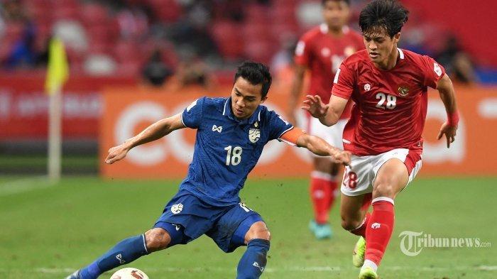 Pemain Timnas Thailand Chanathip Songkrasin (kiri) berebut bola dengan pemain Timnas Indonesia Alfeandra Dewangga Santosa saat pertandingan leg pertama final sepak bola AFF Suzuki Cup 2020 antara Timnas Indonesia dan Timnas Thailand di Stadion Nasional Singapura, Rabu (29/12/2021).
