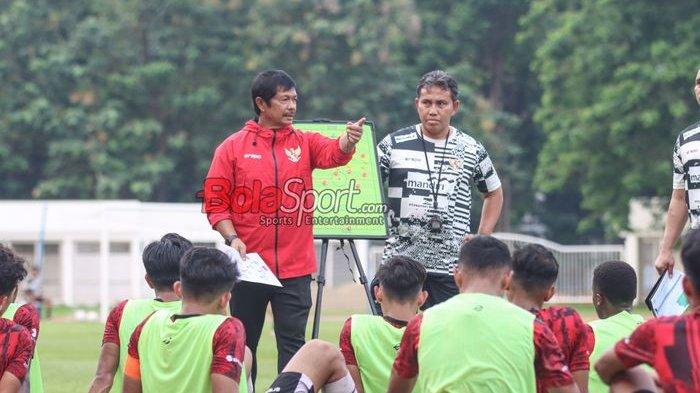 Pelatih timnas U-19 Indonesia, Indra Sjafri (kiri) dan asistennya bernama Bima Sakti  