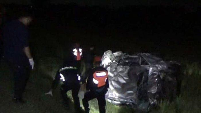 Kondisi kendaraan yang tertabrak kereta api perlintasan kereta tak berpalang di jalan Dusun Gondekan, Desa Jabon, Kecamatan Jombang, Kabupaten Jombang, Jawa Timur, Sabtu (29/7/2023) malam.
