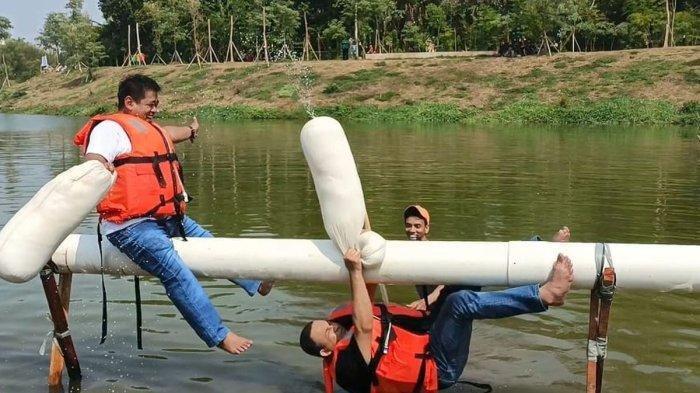 Anies Baswedan tercebur usai dikalahkan oleh Ketua RT Malkan di pertandingan Gebuk Bantal. Anies tercebur ke Waduk Lebak Bulus saat lomba adu gebuk bantal di perayaan HUT Republik Indonesia ke-78 di Waduk Lebak Bulus, Cilandak, Jakarta Barat. 

