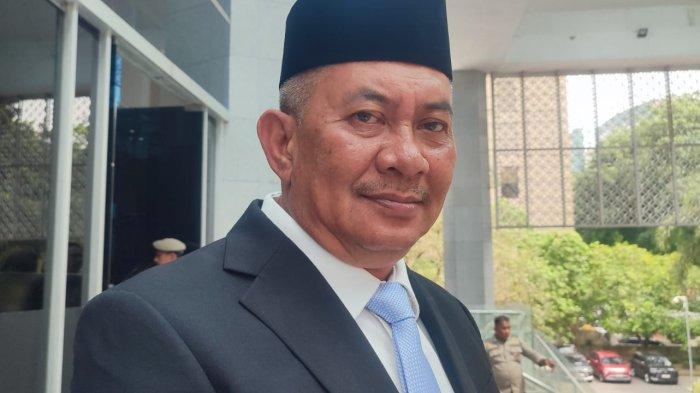Inspektur Sumut Sulaiman Harahap saat diwawancarai di Gedung DPRD Sumut, Senin (16/6/2025). Inspektorat Sumut umumkan hasil delapan pejabat Pemprov Sumut yang diperiksa oleh pihaknya.