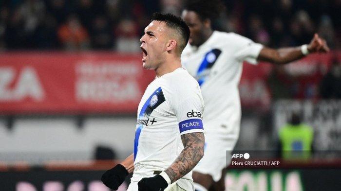 Penyerang Inter Milan, Lautaro Martinez merayakan gol dalam pertandingan Serie A kontra Monza pada 13 Januari 2024 di stadion Brianteo. Inter Milan masih memimpin klasemen Liga Italia dan menjauhi kejaran Juventus pada pekan ke-20.