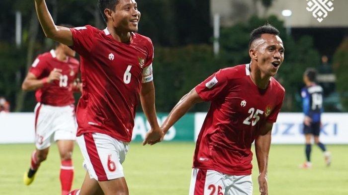 Selebrasi gol pemain Indonesia yakni Evan Dimas Darmono dan Irfan Jaya usai membawa skuat Garuda unggul atas Kamboja, Kamis (9/12/2021).