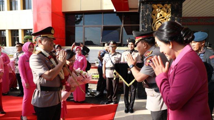 Kedatangan Kapolda Sumut yang Baru Irjen Pol Agung Setya beserta istri juga disambut mantan Kapolda Sumut, Irjen Pol RZ Panca Putra Simanjuntak di Mapolda Sumut, Jumat (21/7/2023). Irjen Panca dimutasi sebagai Pati Lemdiklat Polri.