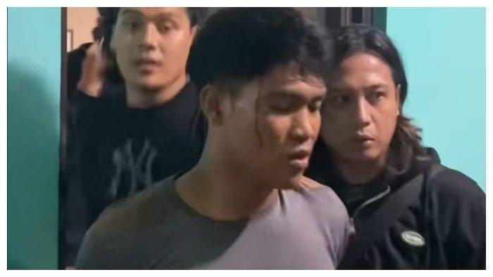 Irwan (27) pelaku pembunuhan pengusaha tembaga Boyolali, Bayu Handono (36), saat digiring ke Satreskrim Polres Boyolali, Minggu (5/5/2024). (Humas Polres Boyolali)