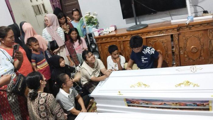Isak tangis sambut kedatangan 6 jenazah korban kecelakaan dan tabrakan kereta api di Desa Sumberjo Kecamatan Pagar Merbau Kabupaten Deli Serdang Minggu, (21/7/2024).