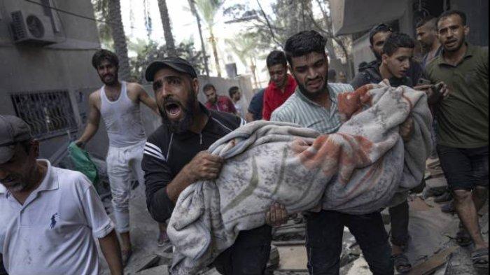 Warga Palestina mengevakuasi korban luka dari sebuah bangunan yang hancur akibat pemboman Israel di kamp pengungsi Rafah di Jalur Gaza pada Selasa, 17 Oktober 2023.