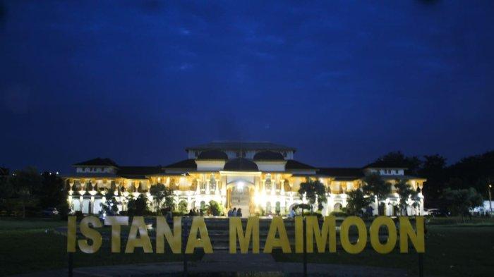 Sejumlah warga Kota Medan, menikmati suasana malam di kawasan Istana Maimoon, yang terletak di Jalan Brigjen Katamso, Kota Medan, Kamis (7/4/2024). Istana Maimoon merupakan salah satu bangunan peninggalan budaya dari Kesultanan Deli yang dibangun pada tahun pada 26 Agustus 1888 dan selesai pada 18 Mei 1891.