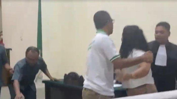 Istri pendeta diamankan saat berupaya lempar kursi ke hakim dalam Sidang kasus pelecehan seksual yang dilakukan oknum petinggi GKPS di Pengadilan Negeri Pematang Siantar, Selasa (16/1/2024) berakhir ricuh  TRIBUN-MEDAN - ALIJA MAGHRIBI