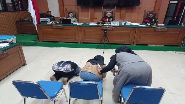 SUJUD DI RUANG SIDANG: Tiga keluarga almarhum, Sasnia, istri AKP Anumerta Lusiyanto, istri Petrus Apriyanto, dan Ibu M Ghalib Surya Ganta, bersujud di hadapan majelis hakim untuk meminta agar para terdakwa dihukum seberat-beratnya karena telah membunuh suami mereka pada sidang lanjutan di Pengadilan Militer I-04 Palembang, Sumatera Selatan, Senin (30/6/2025). (SRIPOKU.COM / Syahrul Hidayat)