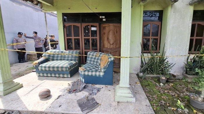 ISTRI RACUNI SUAMI - Potret rumah penemuan jasad Lukman di Dusun Karangtengah, Desa Johowinong, Kecamatan Mojoagung, Kabupaten Jombang, Jawa Timur, Rabu (25/6/2025). Jasad tersebut ditemukan dalam kondisi mengenaskan dan mengeluarkan bau menyengat.