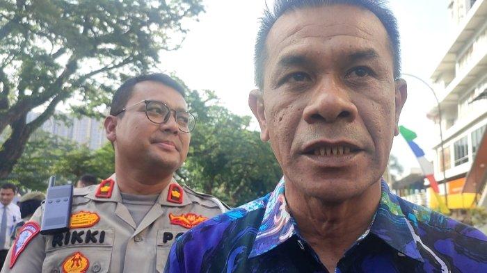 Kepala Dinas Perhubungan Kota Medan, Iswar Lubis saat diwawancarai, Kamis (5/10/2023) mengenai perubahan arus lalu lintas pada tanggal 13 Oktober 2023 mendatang. Pengalihan arus ini karena adanya adanya proyek pembangunan underpass dan overpass dalam waktu dekat ini.