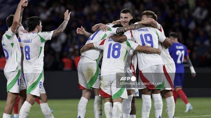 Pemain depan Italia bernomor punggung 18 Giacomo Raspadori merayakan gol ketiga timnya bersama rekan satu timnya selama pertandingan sepak bola Grup A2 Liga Bangsa-Bangsa UEFA antara Prancis dan Italia di Parc des Princes di Paris pada tanggal 6 September 2024.