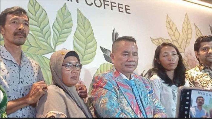 Hotman Paris bersama keluarga almarhumah Vina dalam upaya mencari pelaku pembunuhan Vina lainnya, ditemui di kawasan Slipi Jakarta Barat, Kamis (16/5/2024)