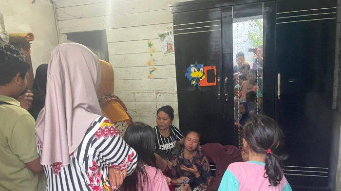 JADI KORBAN : Sri Rahayu alias Butet shok tau suaminya jadi salah satu korban tewas penumpang bus ALS ketika ditemui di rumahnya di Tanjung Morawa, Selasa (6/5/2025). Saat ini ada 12 orang penumpang yang dilaporkan tewas dalam kecelakaan maut tersebut.