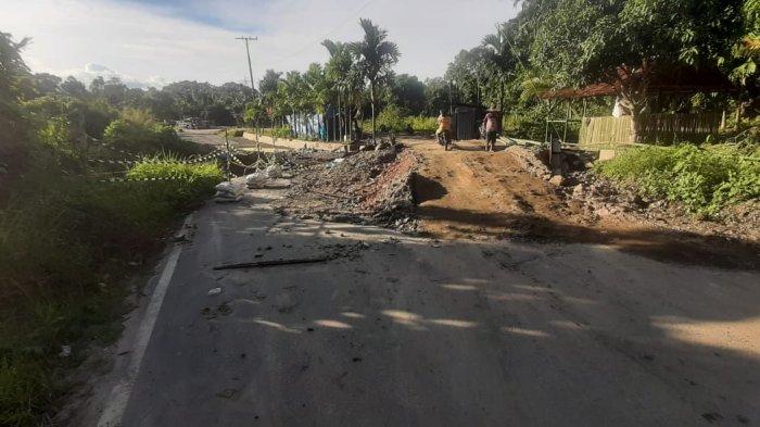 JALAN AMBLAS- Kondisi jalan yang amblas di Desa Lae Meciho Kecamatan Tanah Pinem Kabupaten Dairi. Warga sekitar pun mematok harga hingga Rp 30 ribu per kendaraan apabila hendak melintas di lahan milik warga, Selasa (8/4/2025).