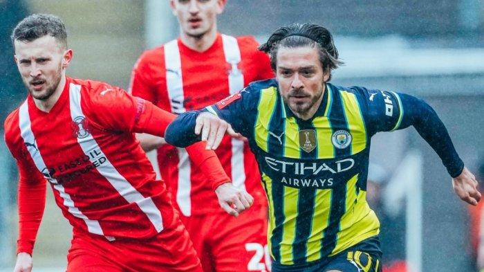 HASIL PIALA FA - Gelandang Manchester City, Jack grealish dihalau pemain Lorient pada Piala FA 2025, Sabtu (8/2/2025). Mancheter City menang tipis di markas tim kasta ketiga Liga Inggris.