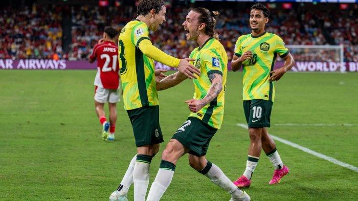 SELEBRASI IRVINE - Gelandang Timnas Australia, Jackson Irvine selebrasi bersama rekannya usai mencetak gol ke gawang Timnas Indonesia di Kualifikasi Piala Dunia 2025, Kamis (20/3/2025).