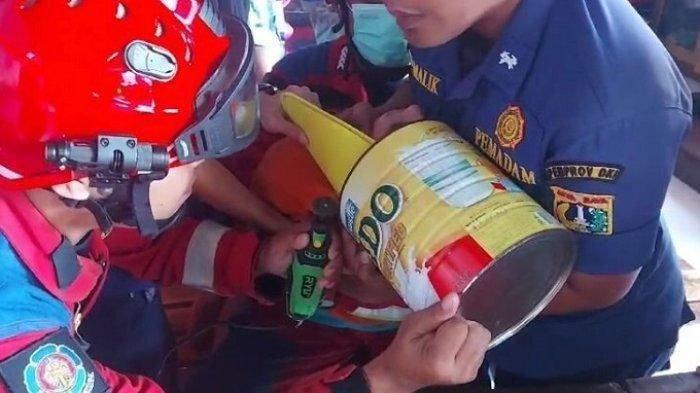 Damkar Jakarta Timur melakukan evakuasi kepala seorang Bayi Lima Tahun (Balita) berinisial A (5) yang tersangkut di kaleng susu, Senin (18/3/2024).