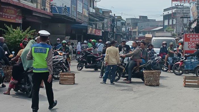 Jalan Platina Raya I saat ditutup sementara akibat adanya kebakaran yang meludeskan Ruko Jaya Elektronik. 