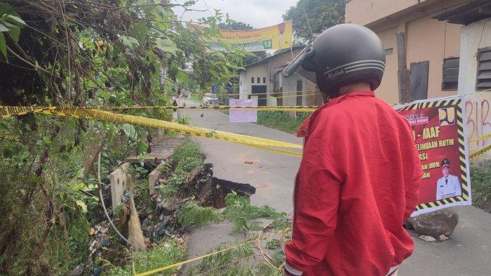 Jalan Saudara, Kelurahan Titi Rantai Kecamatan Medan Baru amblas, Selasa (2/1/2023). Jalan ini pun sudah dipasang police line dan di tutup sementara.