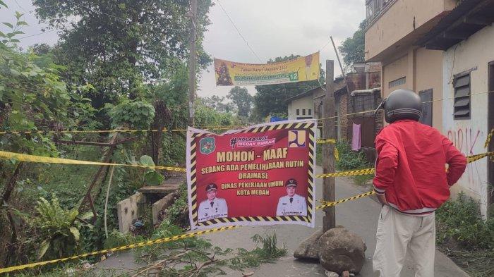 Jalan Saudara, Kelurahan Titi Rantai Kecamatan Medan Baru amblas, Selasa (2/1/2023). Jalan ini pun sudah dipasang police line dan di tutup sementara.