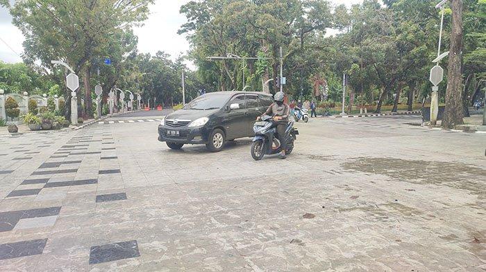 Sejumlah pengendara yang melintas di Jalan Sudirman tepatnya di depan Rumah Dinas Gubernur Sumut, Selasa (21/11/2023). Banyak pengendara yang mengeluh karena jalan tersebut kini menjadi licik akibat dipasangi keramik.