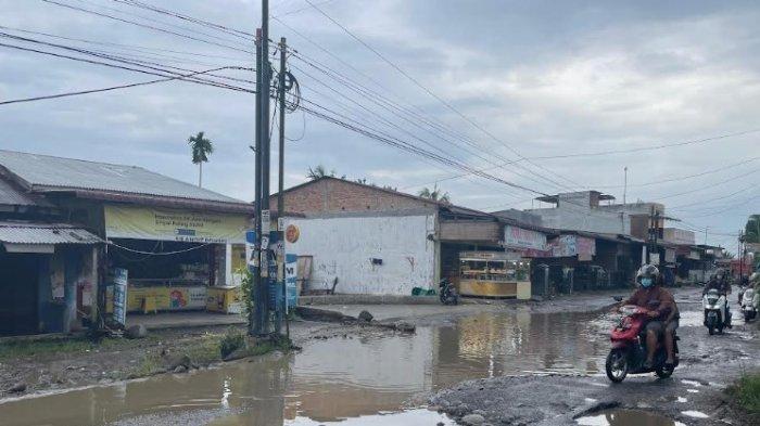 Jalan besar Namorambe, perbatasan Medan-Deliserdang rusak parah, Kamis (21/11/2024). Akibatnya, banyak pengendara yang terjatuh apabila melintas di area tersebut.