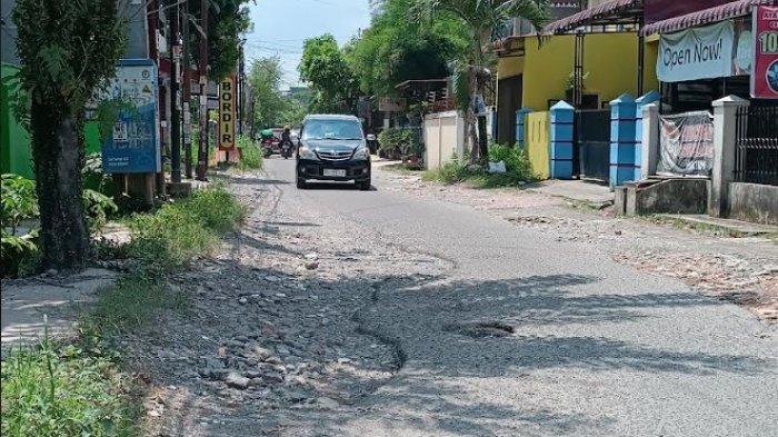 Satu dari beberapa titik jalan rusak dan berlubang yang berada di Jalan Abdul Hakim, Gang Susuk II, Kecamatan Medan Selayang, Kota Medan, Minggu (12/5/2024).