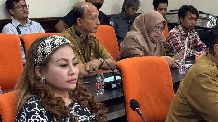 Jan Hwa Diana, pengusaha di Margomulyo, Surabaya. Wakil Menteri Tenaga Kerja (Wamenaker) Immanuel Ebenezer Kamis (17/5/2025) mendatangi perusahaan milik Jan Hwa Diana di Margomulyo, Surabaya, namun tidak disambut.