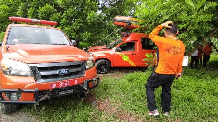 Tim SAR gabungan saat mengevakuasi jasad Hengki, pegawai BWS Medan yang dinyatakan hanyut, Rabu (8/5/2024).