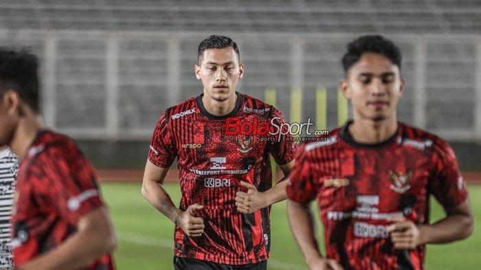 Jay Idzes sedang berlatih bersama timnas Indonesia di Stadion Madya, Senayan, Jakarta, Senin (18/1/2024) malam.