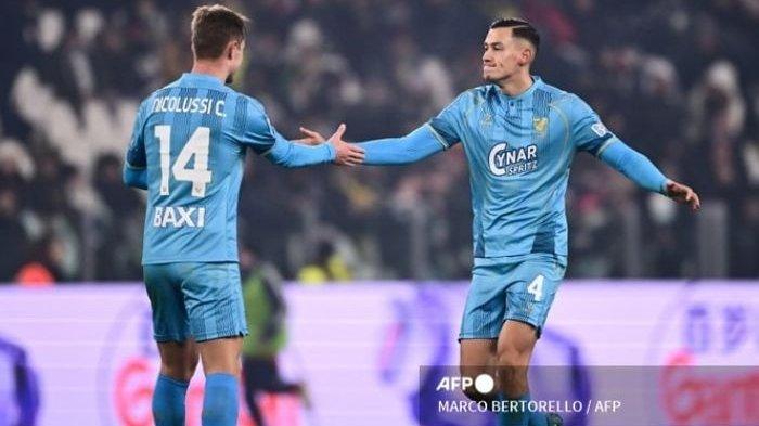 JAY IDJEZ DIPUJI  Bek Timnas Indonesia, Jay Idzes (kanan), kembali mendapatkan pujian untuk penampilan terbarunya bersama Venezia di Liga Italia, Minggu (19/1/2025).