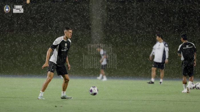 Bek Timnas Indonesia, Jay Idzes berlatih bersama skuat Garuda jelang lawan Arab Saudi