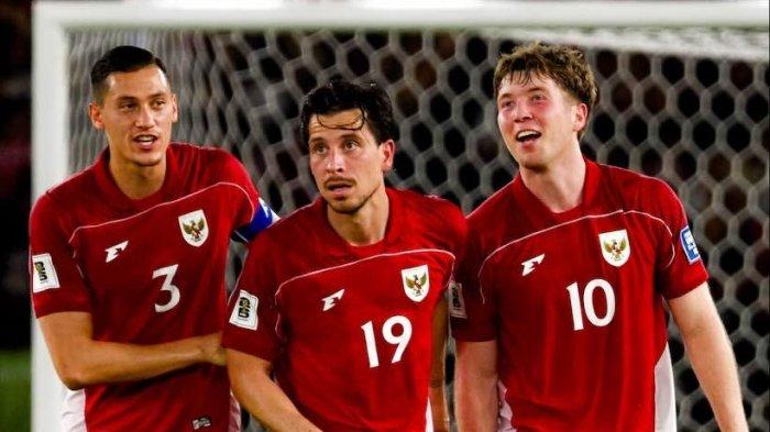 SELEBRASI - Tiga pemain Timnas Indonesia, Jay Idzes (kiri), Thom Haye (tengah) dan Ole Romeny saat beraksi melawan Bahrain di Kualifikasi Piala Dunia 2026 di Stadion Gelorang Bung Karno, Selasa (25/3/2025).